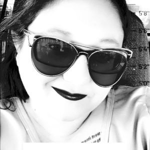 Meet your Posher, Holly